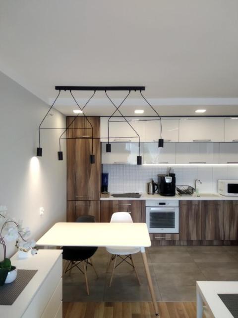 Family & Business Elegant Apartments Rynek Centrum Downtown - 2 Bedroom, Balcony, Parking เคียลเซ ภายนอก รูปภาพ
