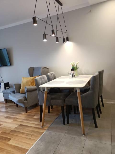 Family & Business Elegant Apartments Rynek Centrum Downtown - 2 Bedroom, Balcony, Parking เคียลเซ ภายนอก รูปภาพ