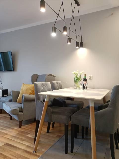 Family & Business Elegant Apartments Rynek Centrum Downtown - 2 Bedroom, Balcony, Parking เคียลเซ ภายนอก รูปภาพ