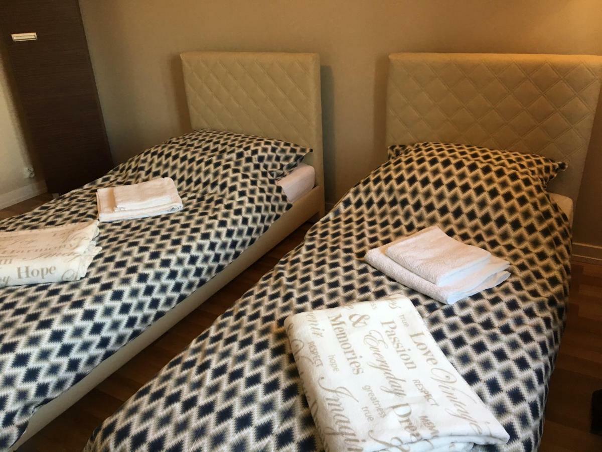 Family & Business Elegant Apartments Rynek Centrum Downtown - 2 Bedroom, Balcony, Parking เคียลเซ ภายนอก รูปภาพ
