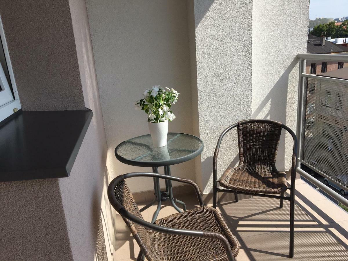 Family & Business Elegant Apartments Rynek Centrum Downtown - 2 Bedroom, Balcony, Parking เคียลเซ ภายนอก รูปภาพ
