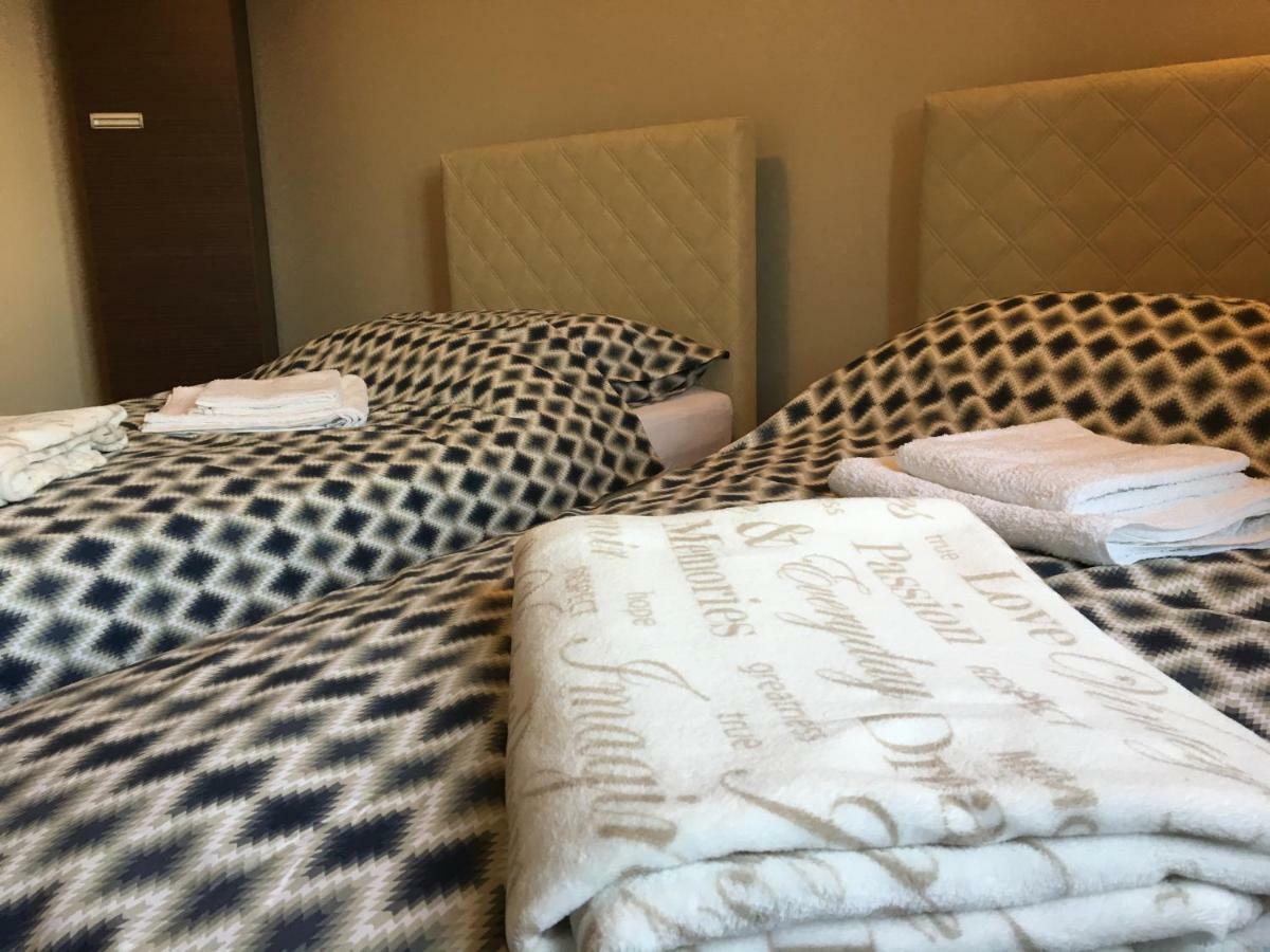 Family & Business Elegant Apartments Rynek Centrum Downtown - 2 Bedroom, Balcony, Parking เคียลเซ ภายนอก รูปภาพ